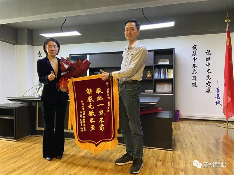 ▲長(cháng)松技術(shù)老師-曹娥老師躬身入局，為寬裕的發(fā)展廢寢忘食！